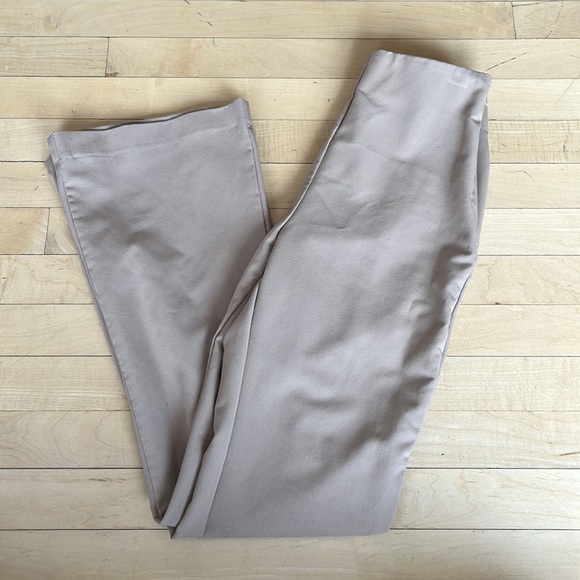 H&M flare pant; made from polyester/rayon/spandex - Picture 2 of 3
